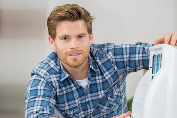 Man die zich voordeed en glimlachen — Stockfoto