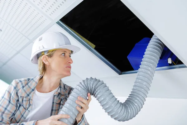 Femme ingénieur électricien et bâtiment — Photo