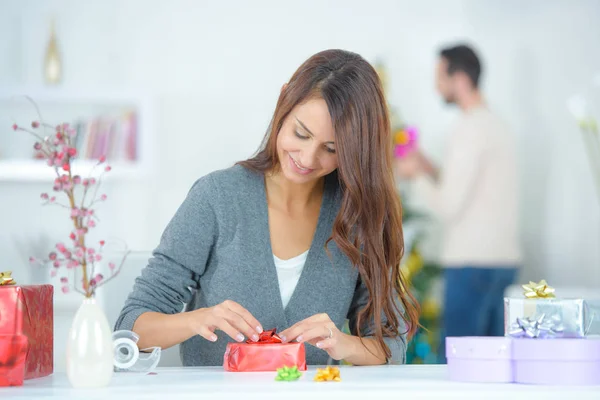 Het verpakken van de geschenken en wrap — Stockfoto