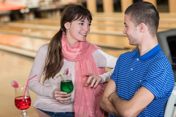 Para pitnej nietrwałe przy stole w bowling club — Zdjęcie stockowe