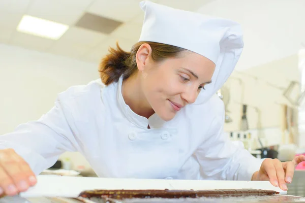 Chef dividing a cake — Stock Photo, Image