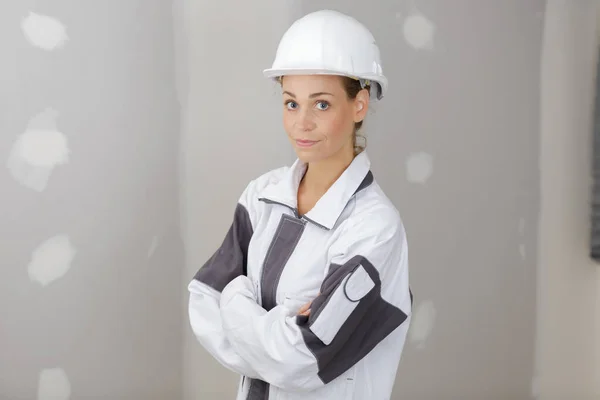 Woman builder looking at the camera — Stock Photo, Image