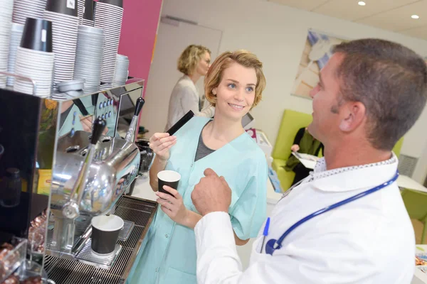 Kvinnlig läkare och kollega har en kaffepaus — Stockfoto