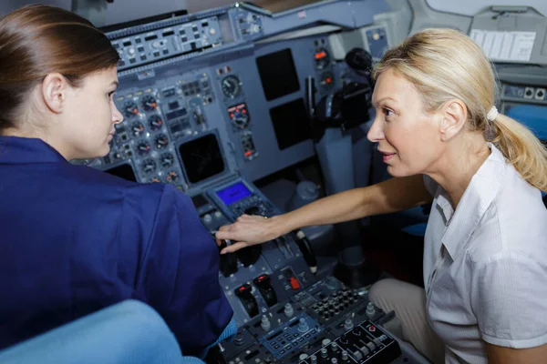 Νεαρή γυναίκα που μαθαίνει να γίνεται πιλότος — Φωτογραφία Αρχείου