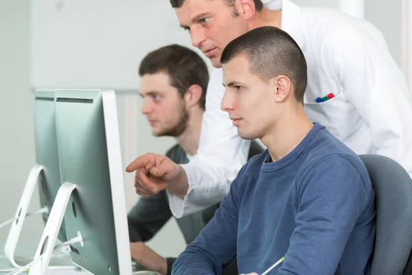 Mladí muži v počítačové laboratoři — Stock fotografie