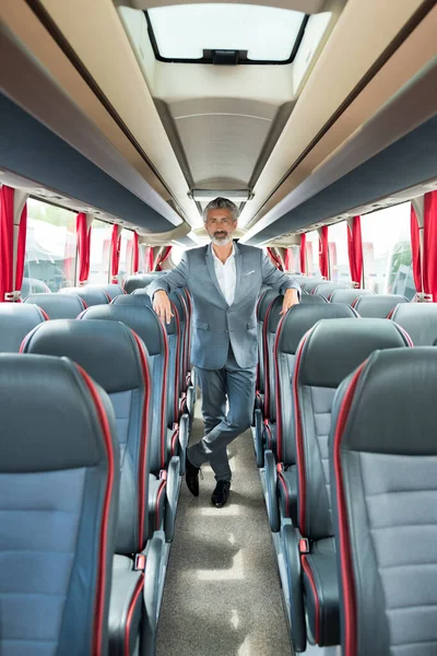 Homem sênior adequado ficou em treinador vazio — Fotografia de Stock