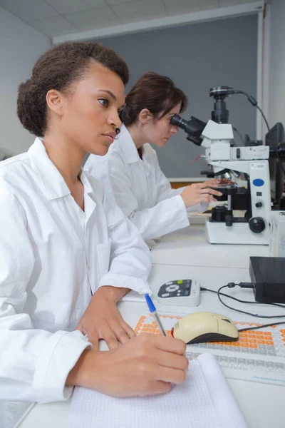 Vědkyně provádějící chemický test v laboratoři — Stock fotografie