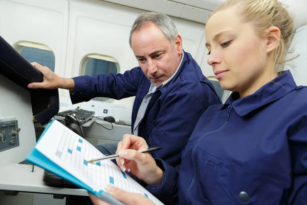 Retrato de profesora e ingeniera aeronáutica femenina con portapapeles —  Fotos de Stock