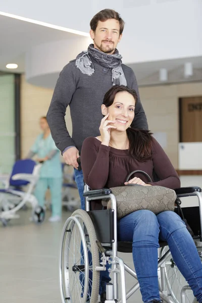 병원에서 남편 과 함께 있는 휠체어를 타는 여자 — 스톡 사진