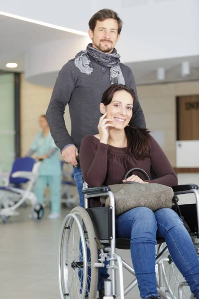 Rollstuhlfahrerin mit Ehemann im Krankenhaus — Stockfoto