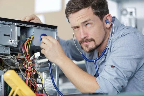 Professionell reparatör reparera dator i verkstad — Stockfoto