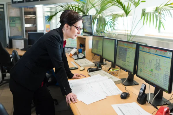 Vrouw werken met computer beveiligingssysteem — Stockfoto