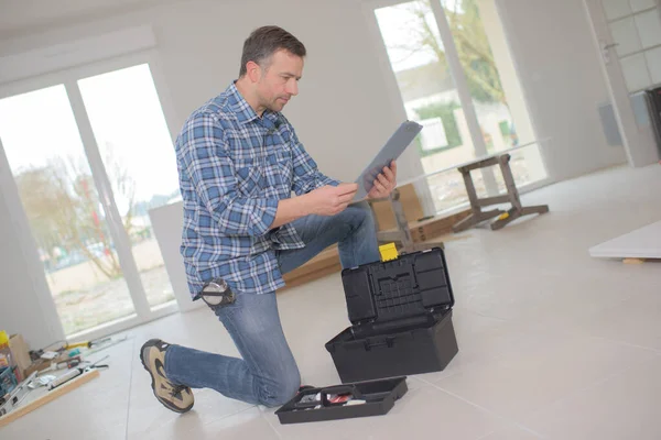 Ein männlicher Bauarbeiter arbeitet drinnen — Stockfoto