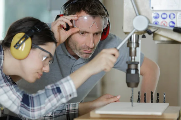 Engineer training apprentice on milling machine — Stock Photo, Image