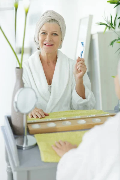 Una señora mayor con cepillo de dientes — Foto de Stock