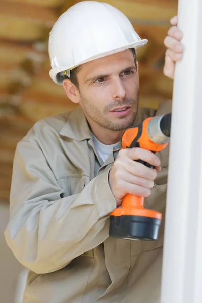 Male construction worker using cordless drill — Stock Photo, Image