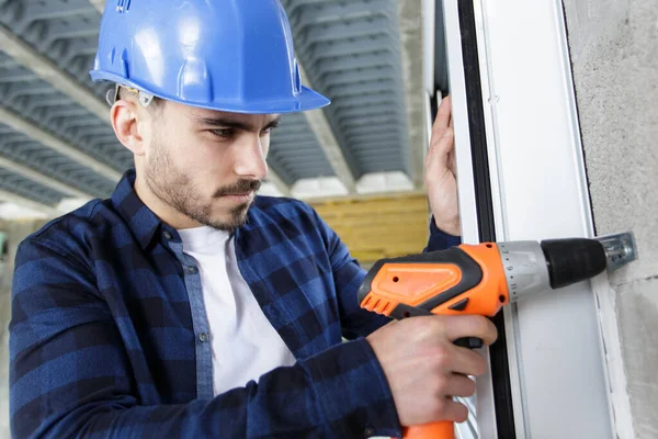 Junge männliche Arbeiter mit Akkuschrauber — Stockfoto