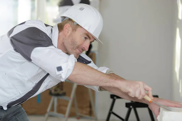 Carpintero en una obra de construcción —  Fotos de Stock