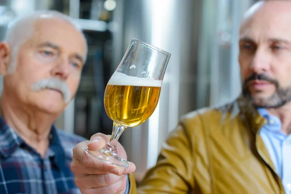 Especialistas verificando cerveja no laboratório da casa de cerveja — Fotografia de Stock