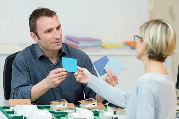 Vrouwelijke architect in overleg met opdrachtgever — Stockfoto