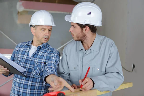 Twee timmerlieden in een werkplaats — Stockfoto