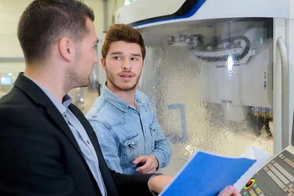 Opérateurs à côté de la machine à nettoyer — Photo