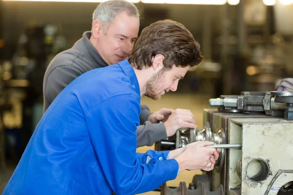 Carpenter and apprentice in workshop — Stock Photo, Image