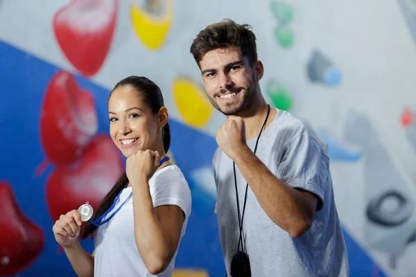 Triumferande klättrare och tränare genom inomhus klättervägg — Stockfoto