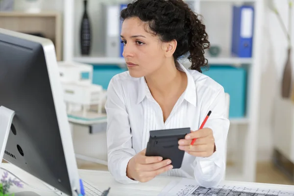 Businessperson calculating invoice with calculator in office — Stock Photo, Image