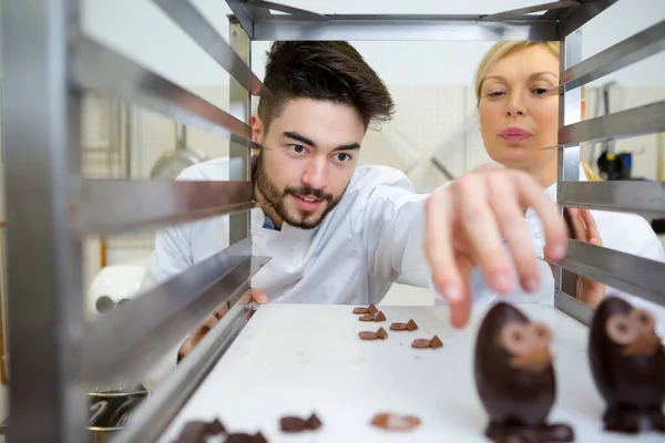 Portrait de travailleurs pendant gâteau aux œufs au chocolat oriental — Photo