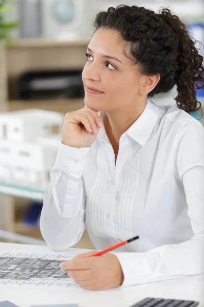 Een denkende architect vrouw aan het werk — Stockfoto