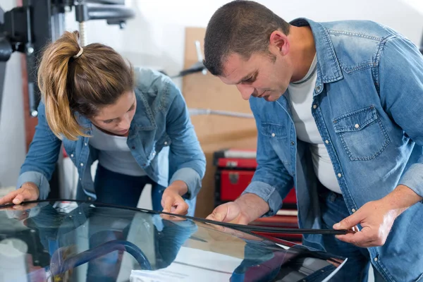 Workers replacing a car windshield — Stock Photo, Image