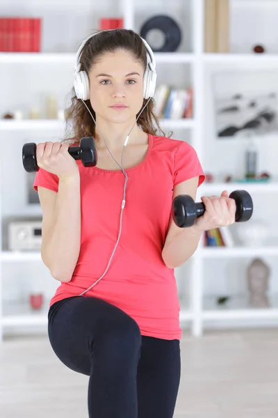 Uma mulher fitness e música — Fotografia de Stock