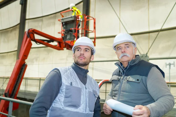 Professionella två ingenjörer diskuterar det nya projektet — Stockfoto