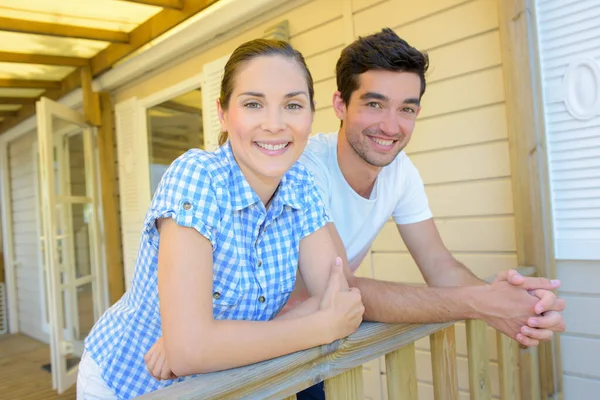Um casal está posando na varanda — Fotografia de Stock