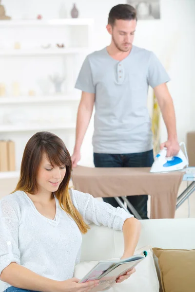 A husband ironing the clothes — Stock Photo, Image