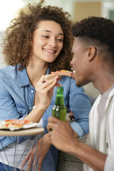 Счастливая молодая пара готовит пиццу у себя дома — стоковое фото