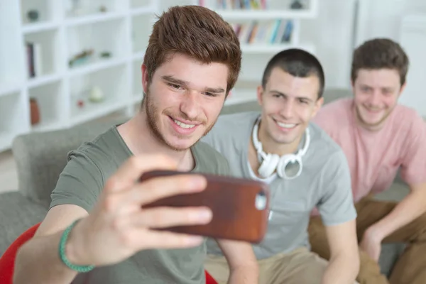Tres chicos haciendo selfie en el interior del hogar —  Fotos de Stock