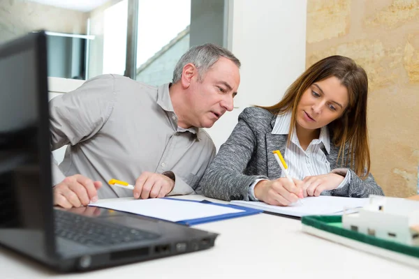 Hombre y mujer sentados en la mesa discutiendo diseño — Foto de Stock