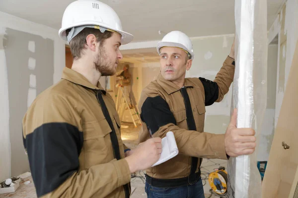 Trabajador de la construcción y aprendiz de notas de conversación —  Fotos de Stock