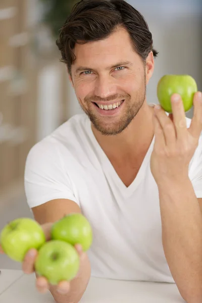 Человек с яблоком — стоковое фото