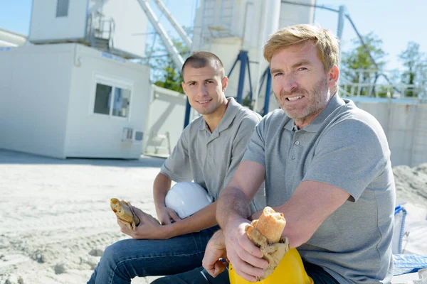 Arbeiter in der Zementfabrik machen Pause — Stockfoto