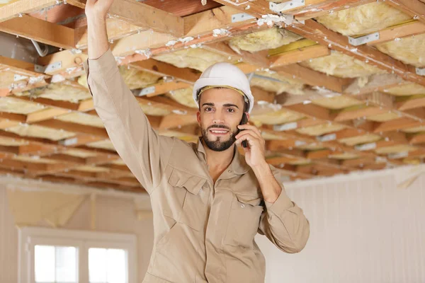 Um construtor masculino usando telefone — Fotografia de Stock
