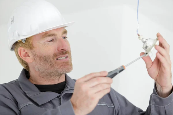 Imagen del electricista masculino instalando luz colgante — Foto de Stock