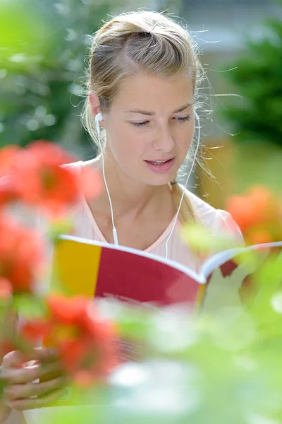 Mujer joven estudiando en el parque — Foto de Stock
