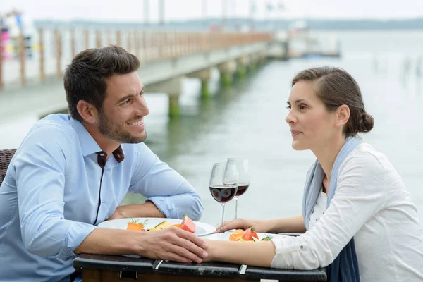 Pareja cenando en restaurante de mar al atardecer — Foto de Stock