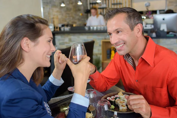 Ein Paar prostet im Restaurant zu — Stockfoto