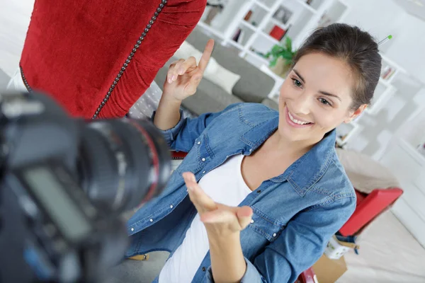 Woman doing diy talking to the camera — ストック写真