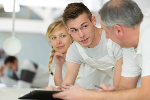 Joven aprendiz de pintor en formación profesional — Foto de Stock