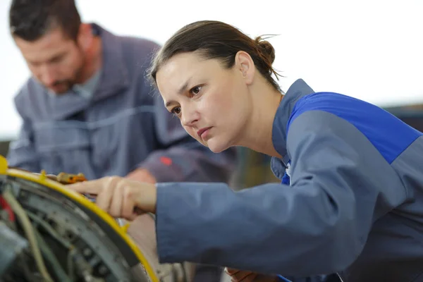 Porträtt av en koncentrerad kvinnlig mekaniker — Stockfoto